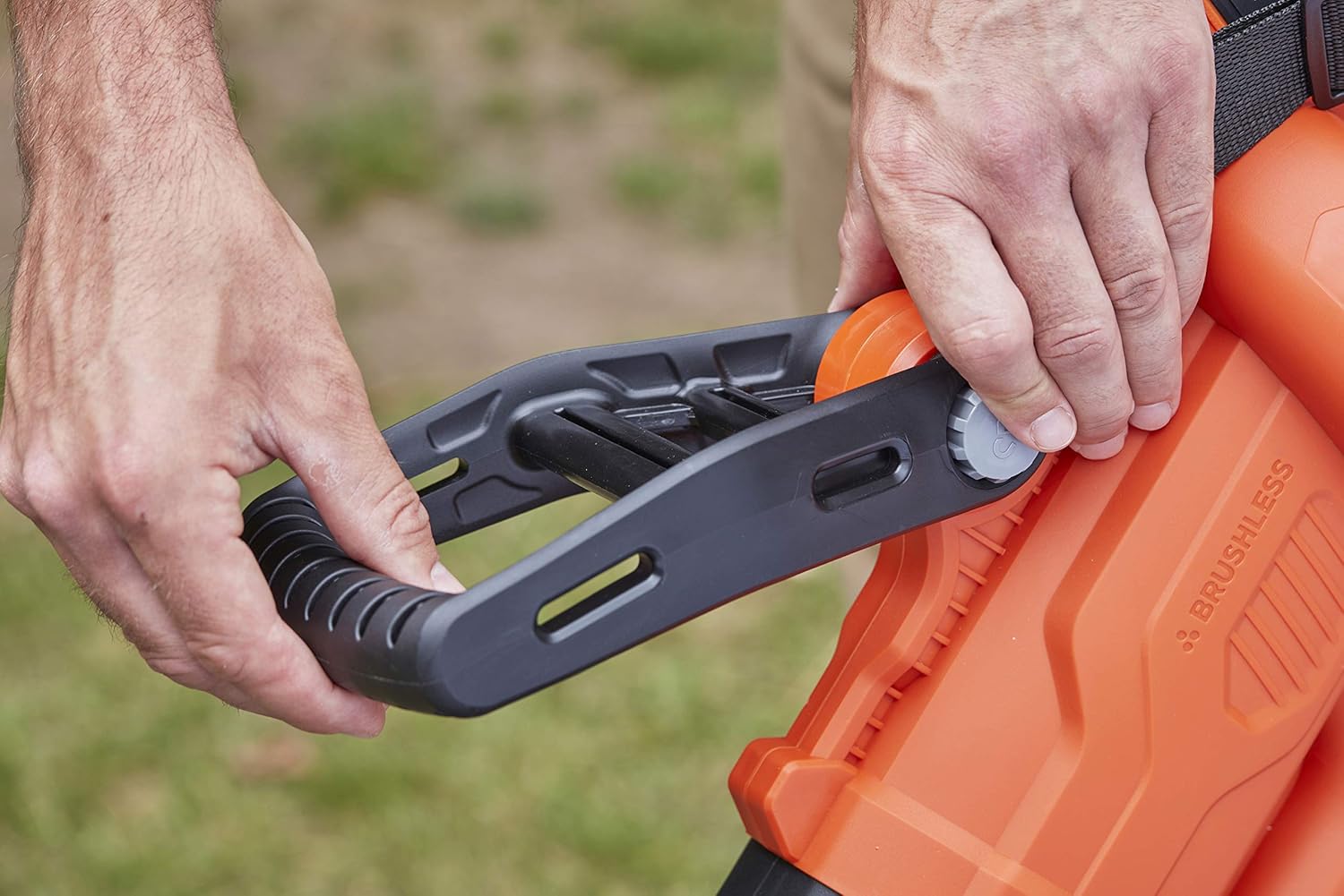 BLACK+DECKER - Aspirateur souffleur Broyeur Sans Fil 36V - Livré avec un sac de 45 L ‎- BCBLV36B-XJ