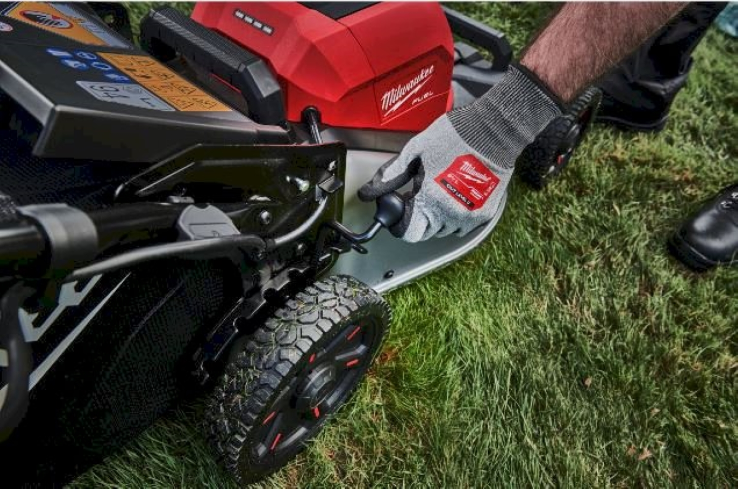Milwaukee M18 F2LM46-802 FUEL 36V (2x 18V) Li-Ion accu zelfrijdende grasmaaier set (2x 8,0Ah) - 46 cm