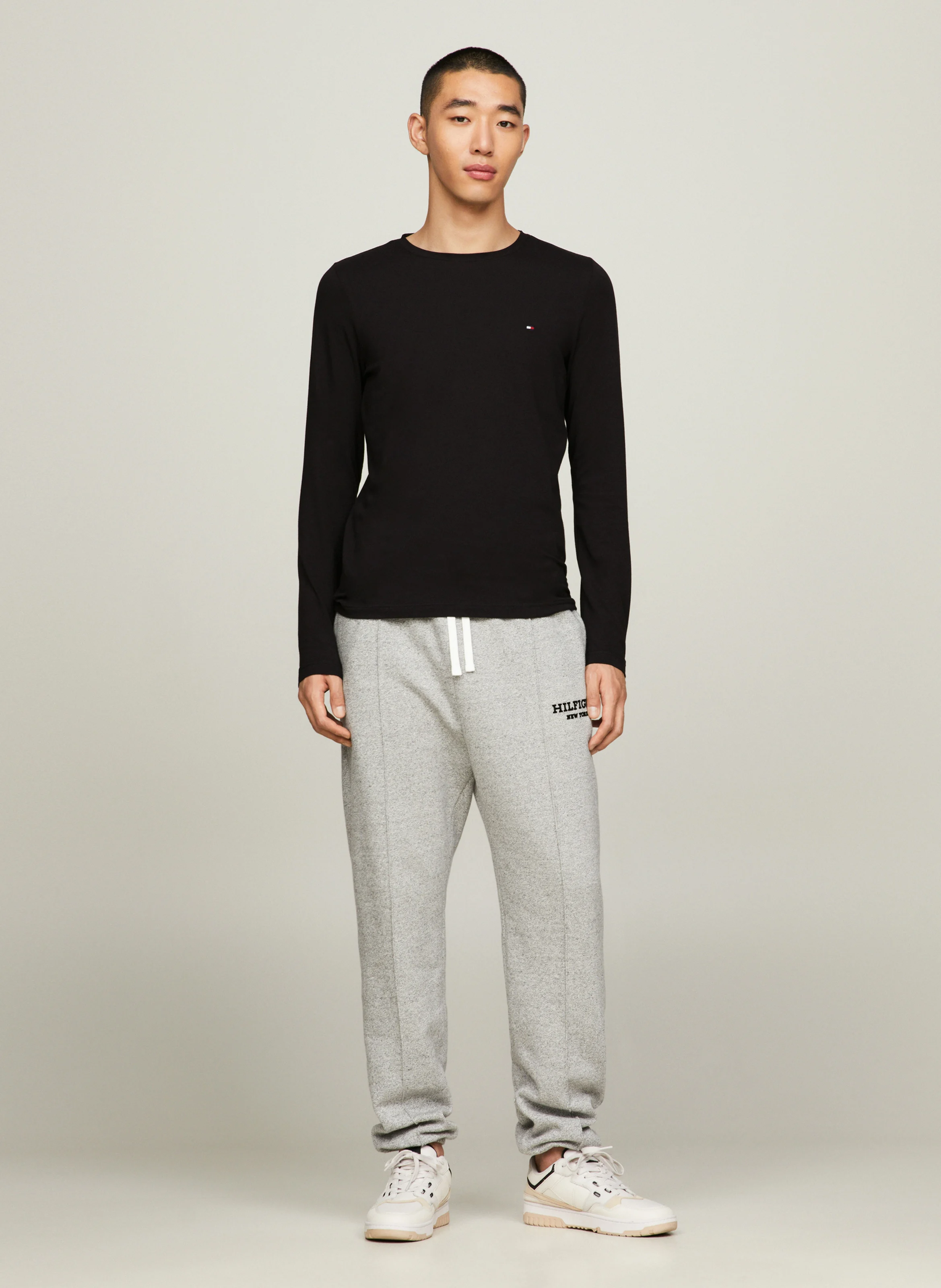 Tee-shirt col rond regular-fit brodé en coton bio | Noir