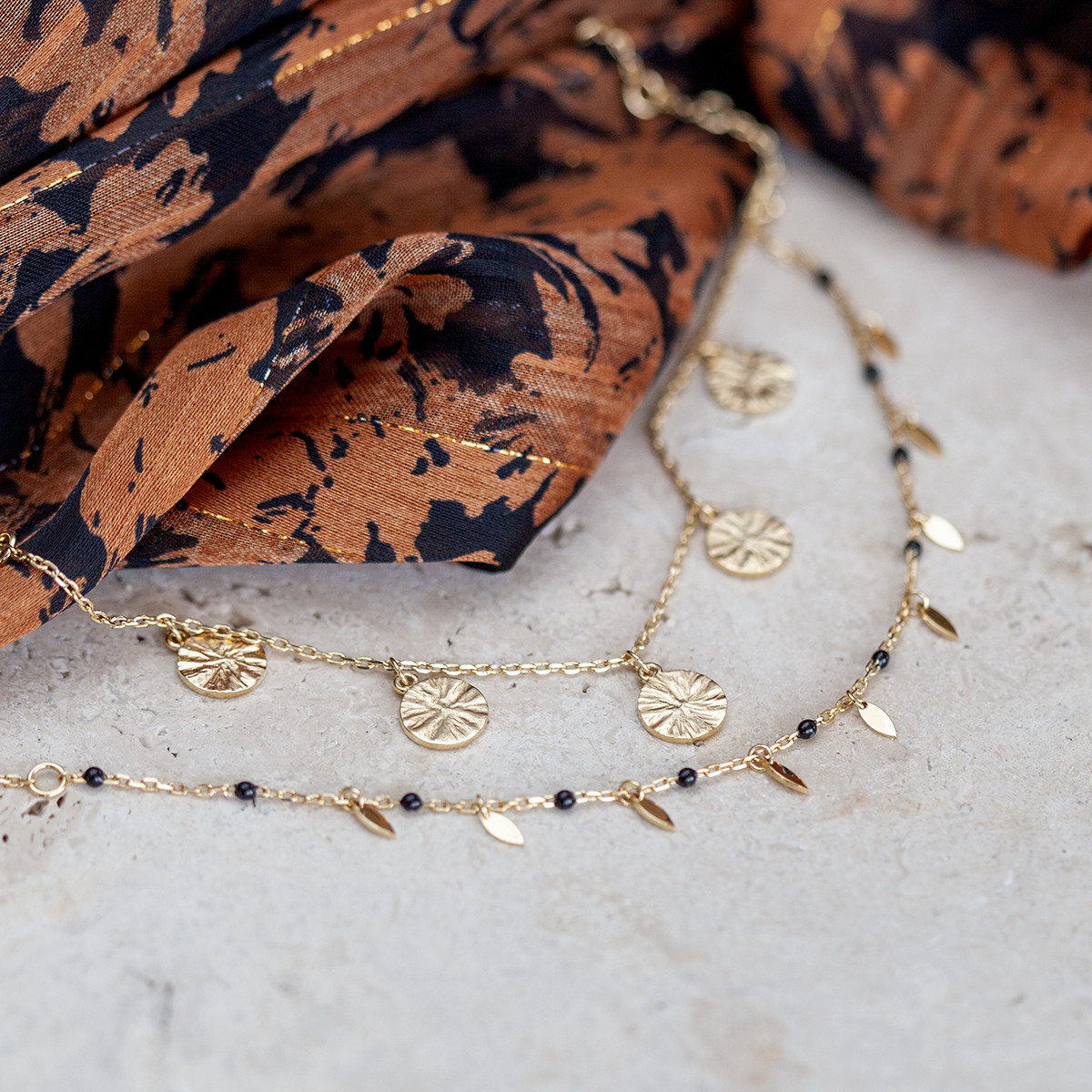 Collier plaqué or et résine noire 45 cm pampilles feuilles