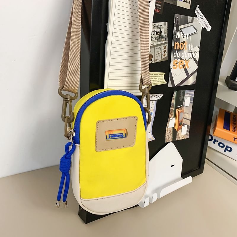 IOU - Nylon crossbodytas met applicaties