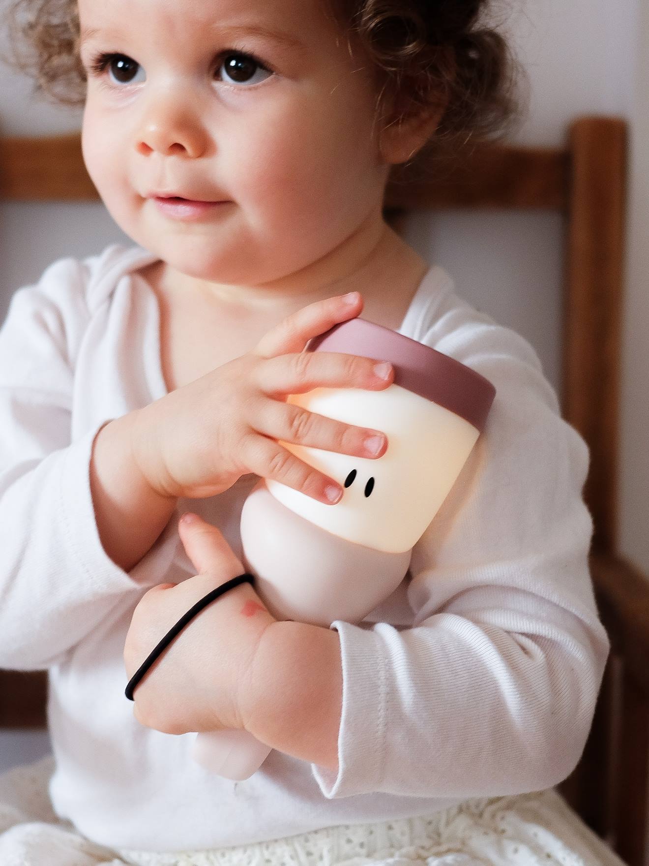 Luminária noturna Pixie Torch BEABA em rosa claro liso com estampas.