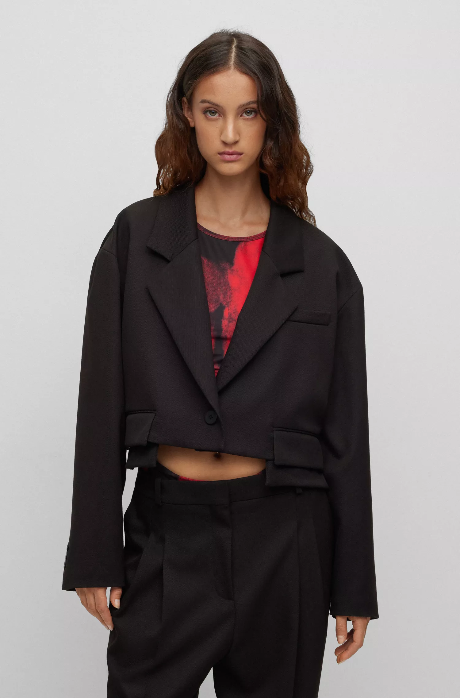 Jaqueta cropped HUGO vermelha, modelagem oversized, em gabardine stretch.