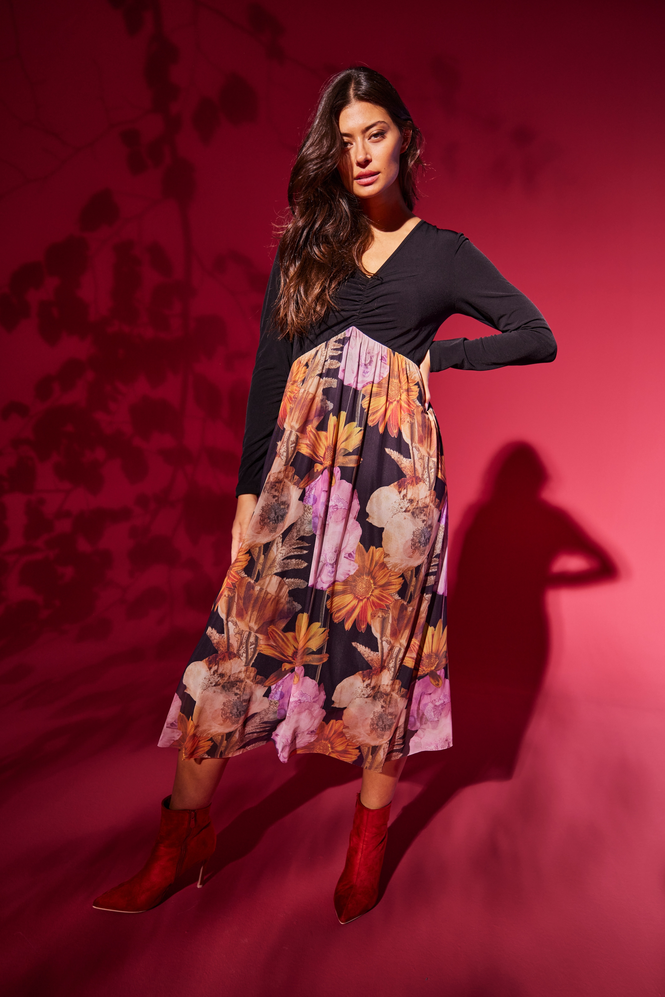 Aniston SELECTED Midikleid mit Raffung am V-Ausschnitt