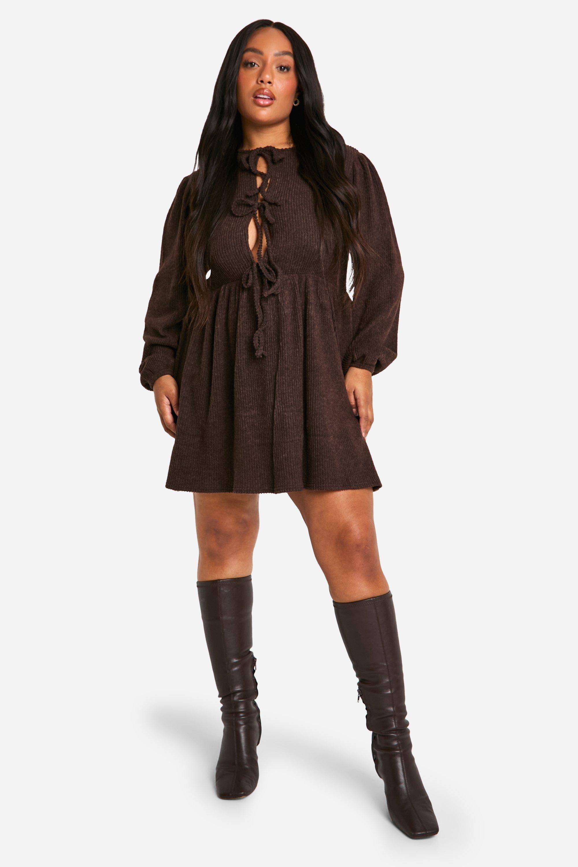 boohoo Robe smockée grande taille en jersey côtelé doux à nouer à l'avant