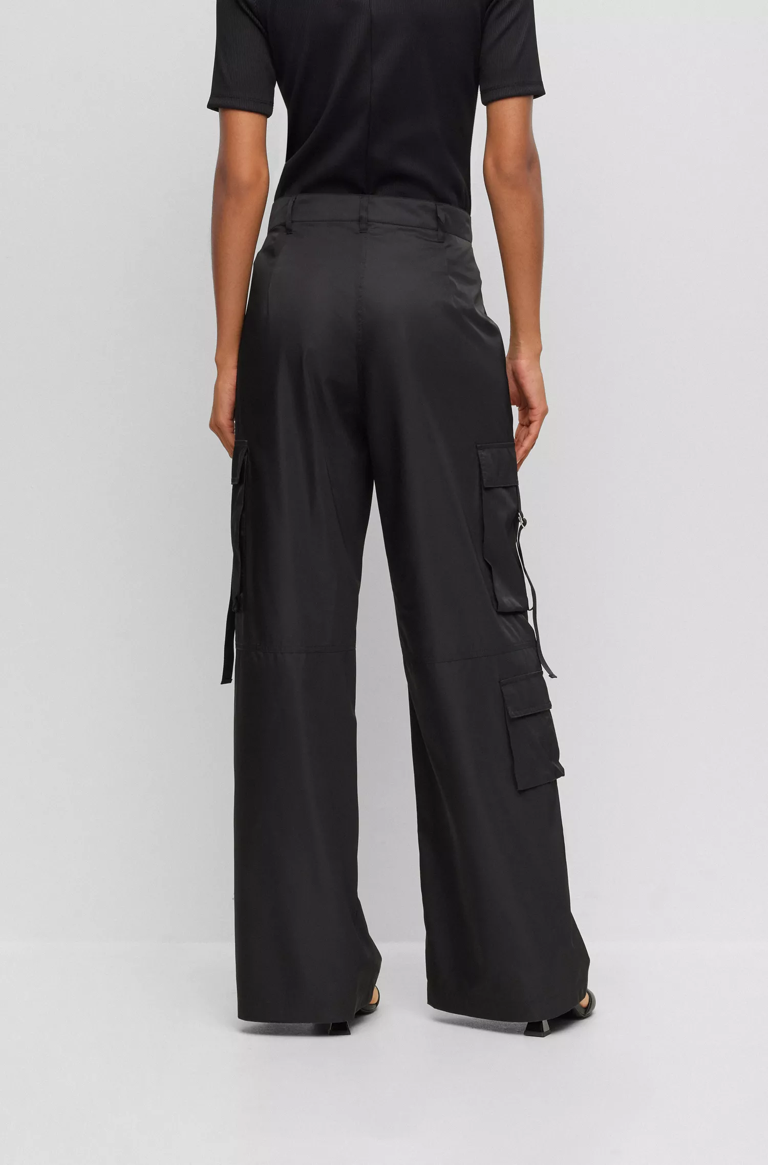Calça cargo HUGO vermelha, modelagem relaxada, em cetim repelente à água.