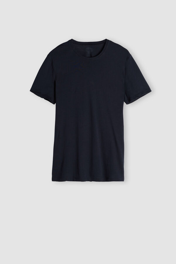 Camiseta de manga curta com gola redonda em algodão extrafino Supima®.