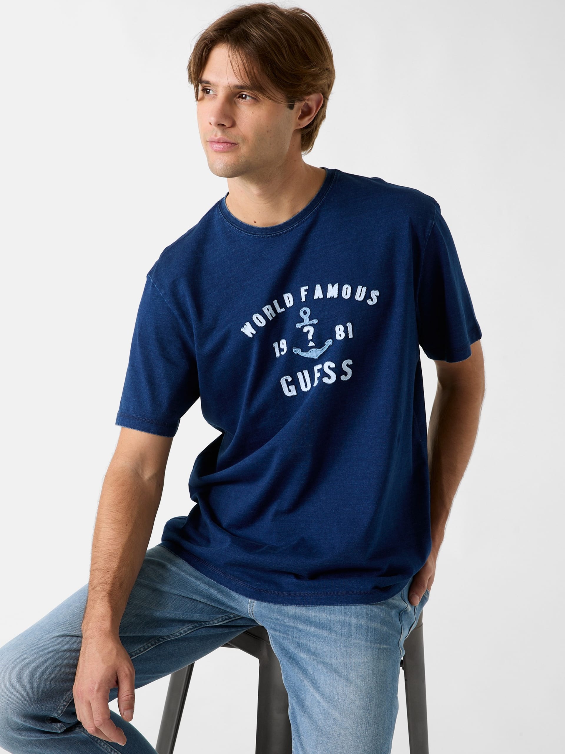 camiseta com patch de logotipo