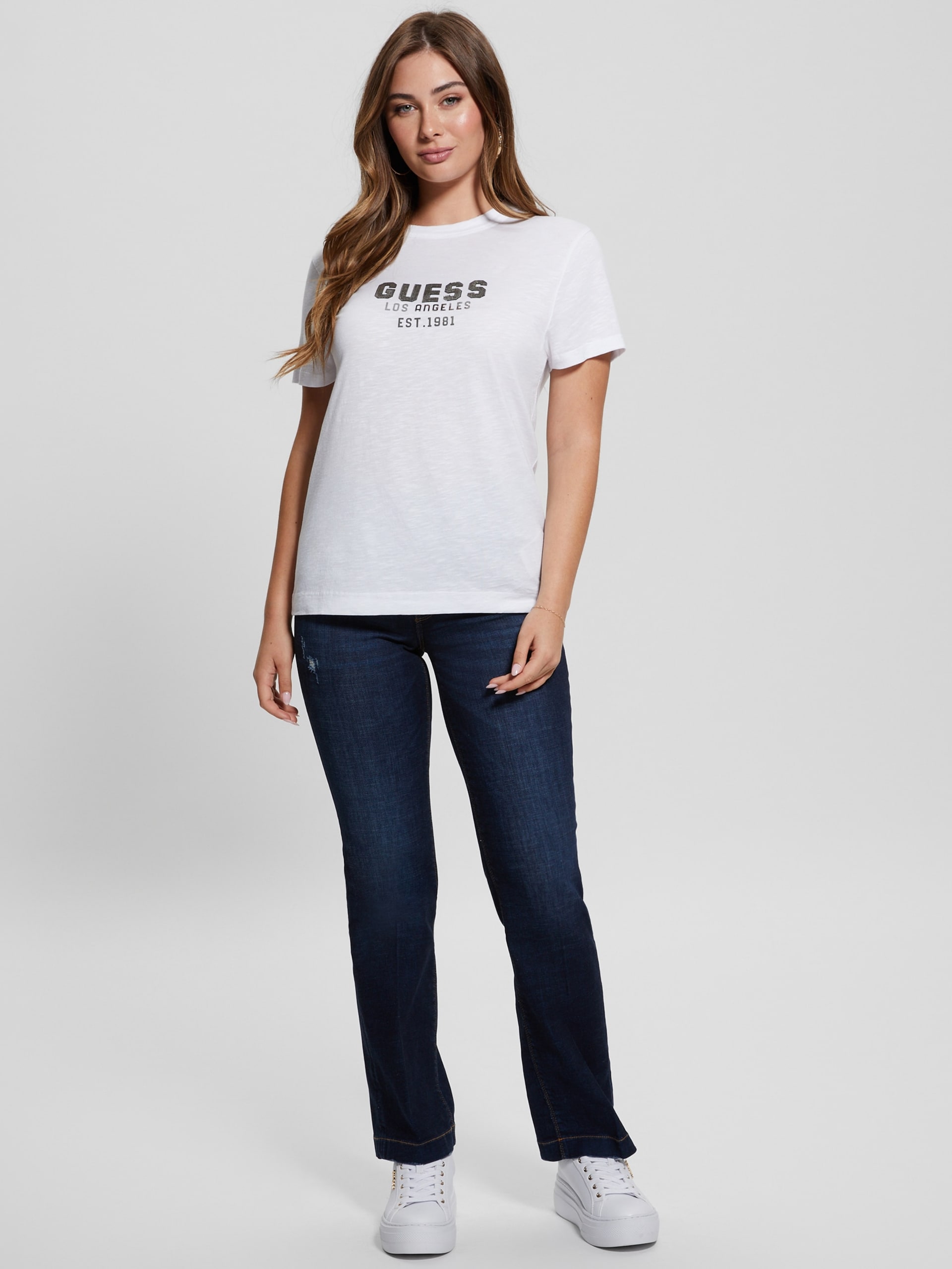 Camiseta de gola redonda com tachas em formato de pirâmide