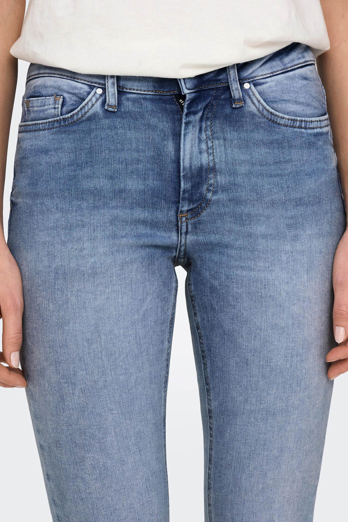 Calça jeans skinny de cintura média