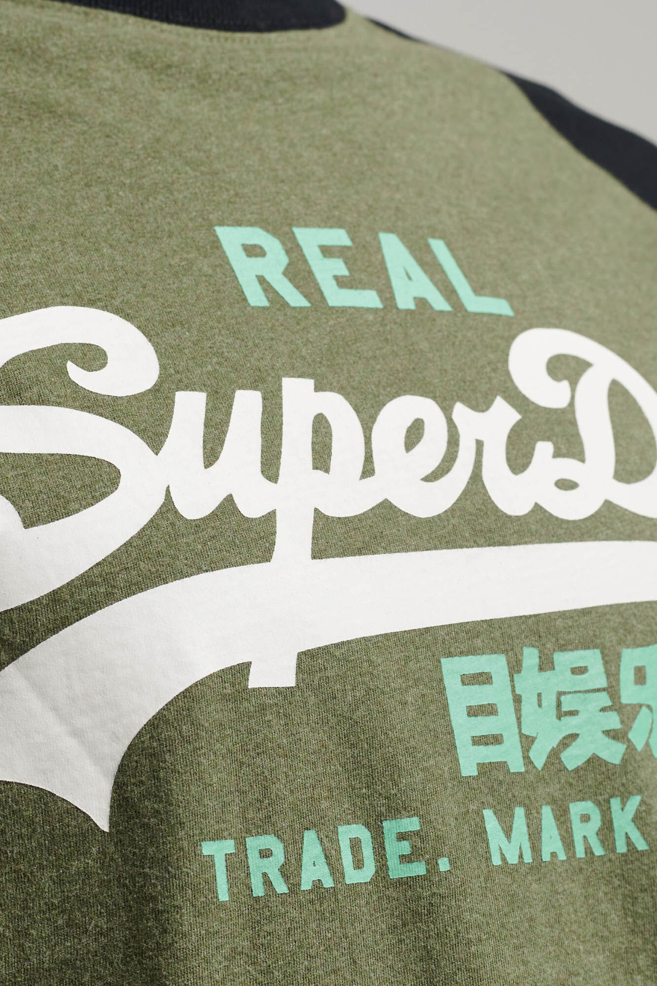 Camiseta de algodão orgânico com mangas raglan e logo vintage - cáqui escuro