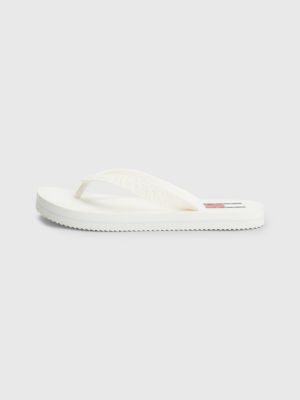 Chinelo com logotipo em relevo