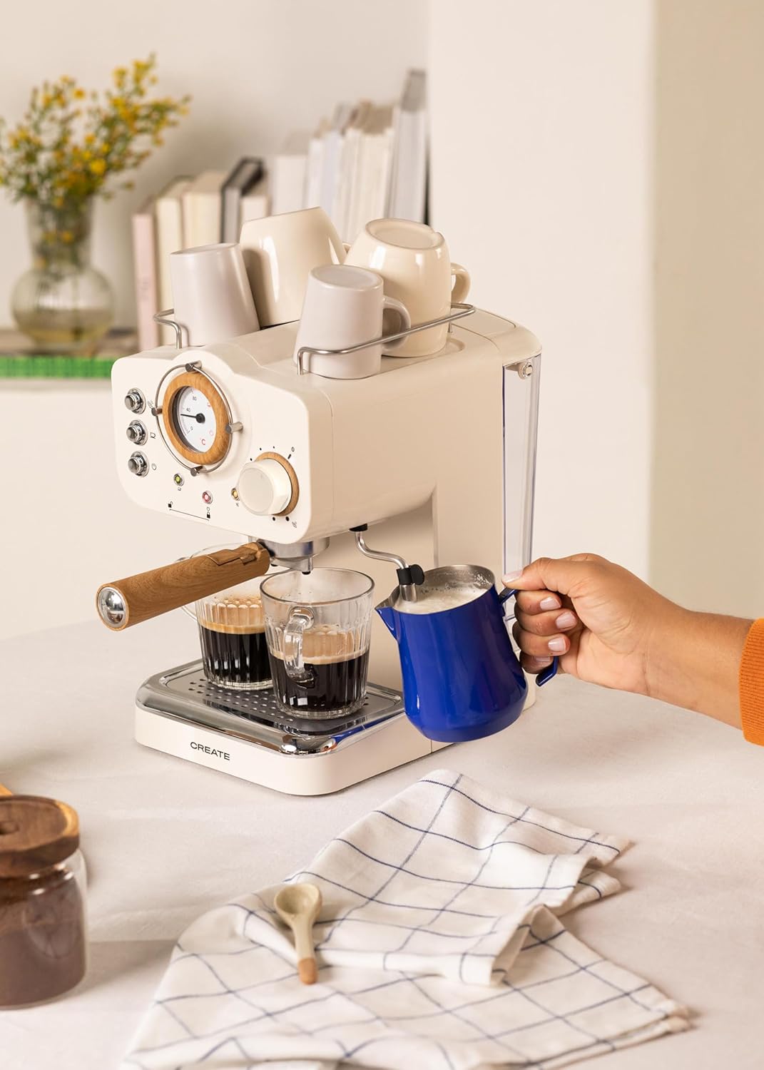 CREATE / THERA MATT RETRO/Espressomaschine Cremeweiß Matt und Holz/Halbautomatisch, mit einer 15 bar Druckpumpe und 1100W, 1,25L Wasserbehälter, für gemahlenen Kaffee, 55 mm. ESE- Pads