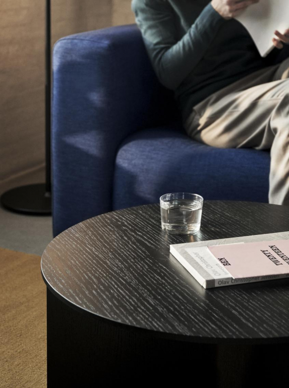 Hay Slit Wood bijzettafel 65 gelakt walnoot