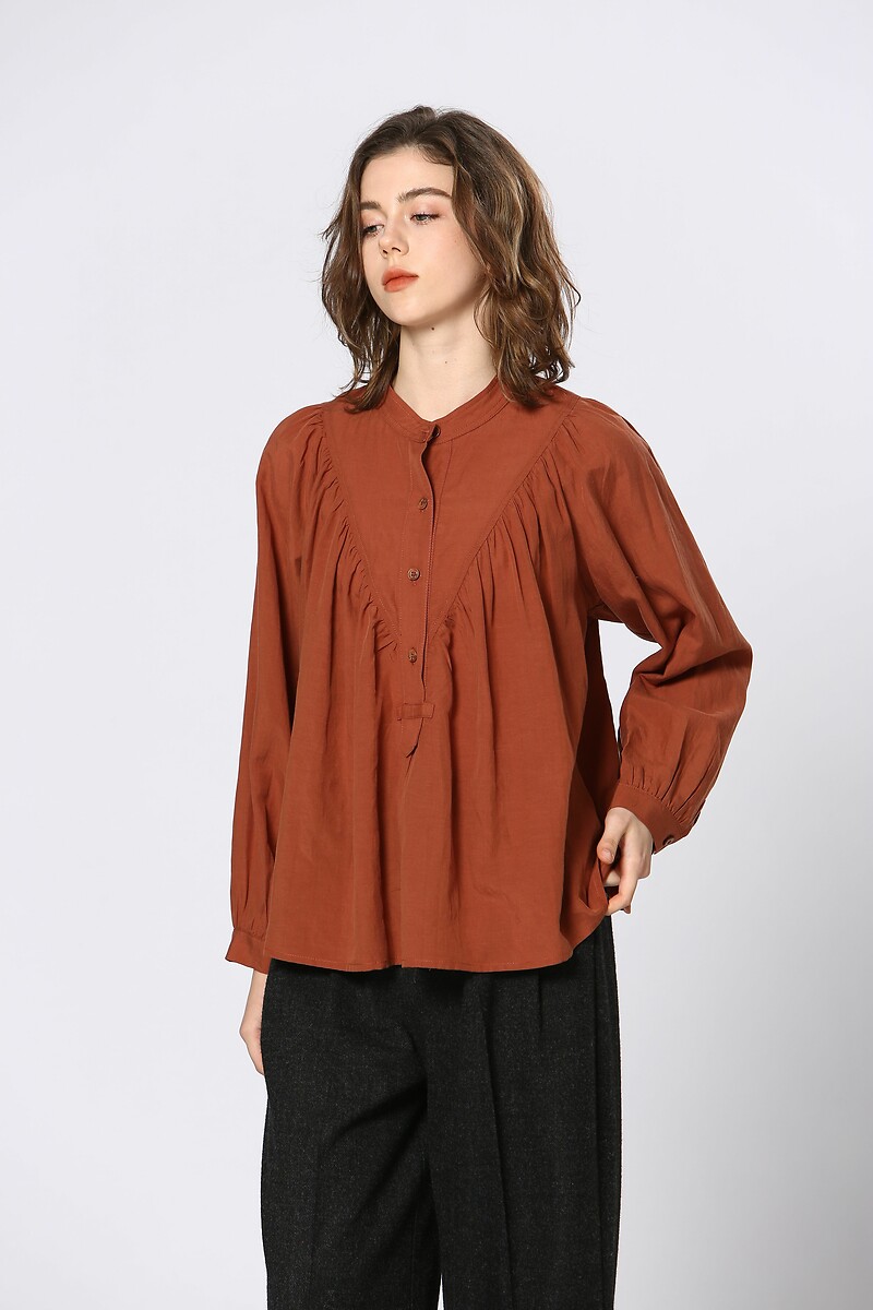 ATÉ BREVE<br>Blusa com gola mandarim e fechamento por botões