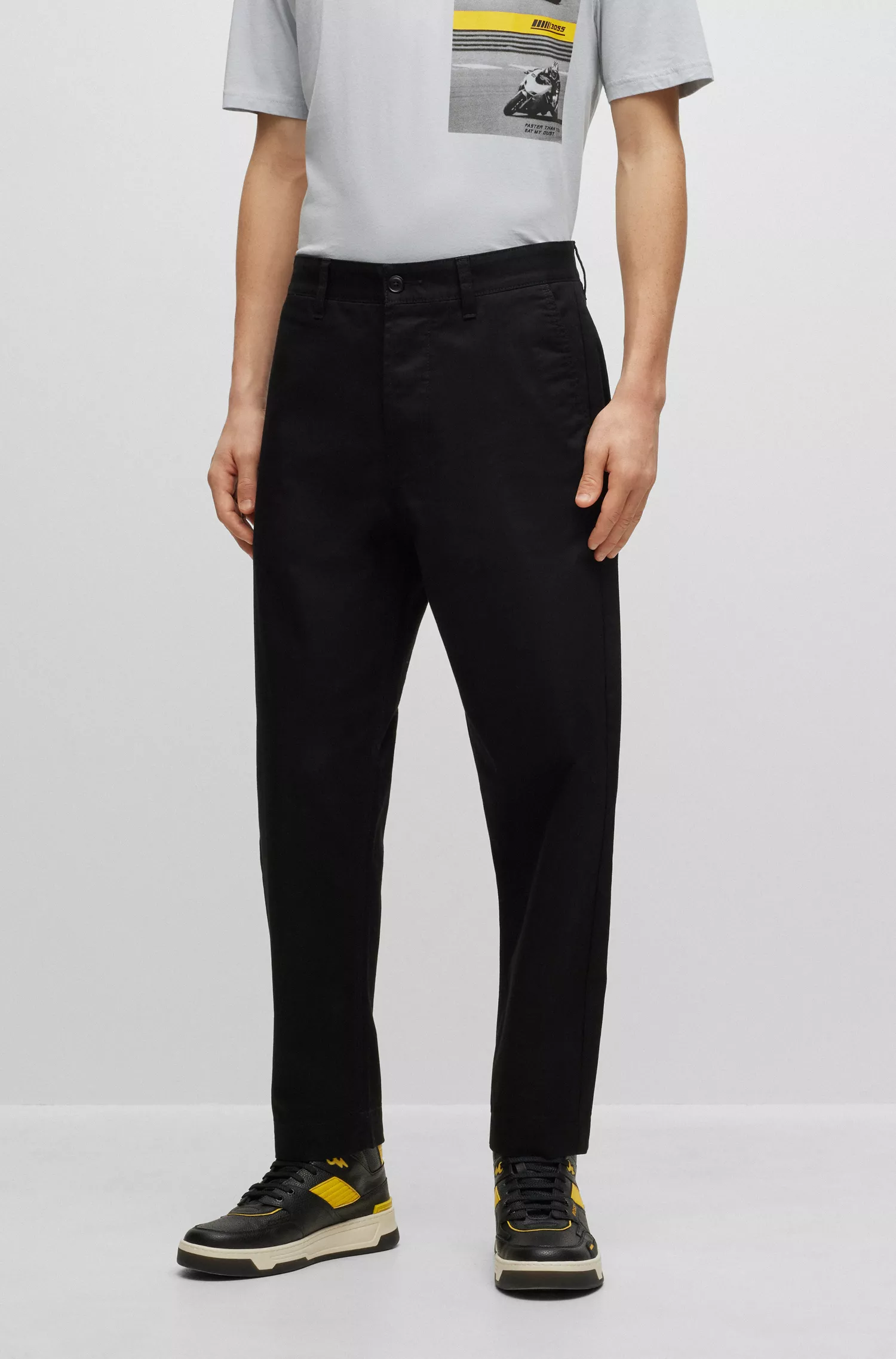 Calça BOSS laranja, corte relaxado, em gabardine de algodão elástico.