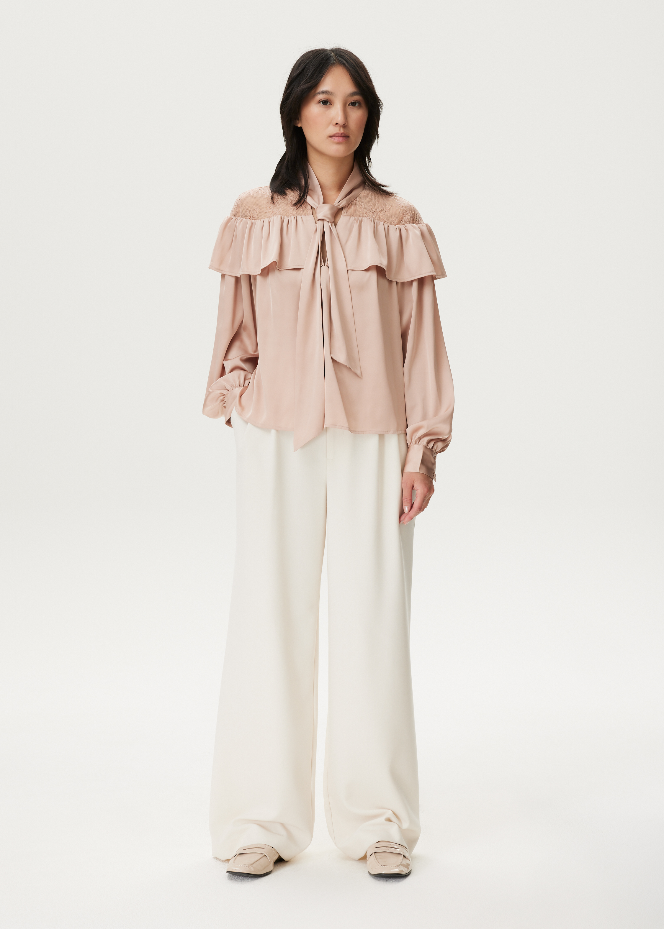 Blouse met ruffles en kant