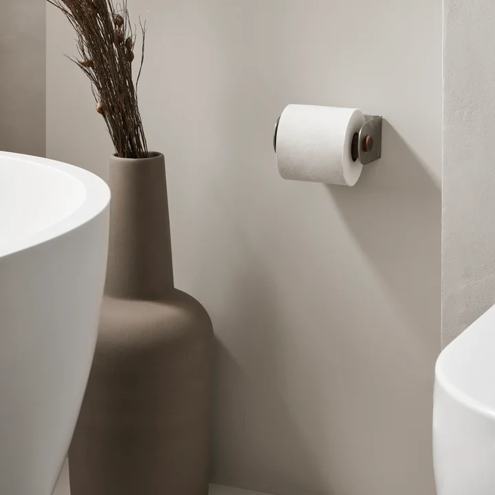 Kristina Dam Studio - Dowel Toilettenpapierhalter, Edelstahl / Walnuss
