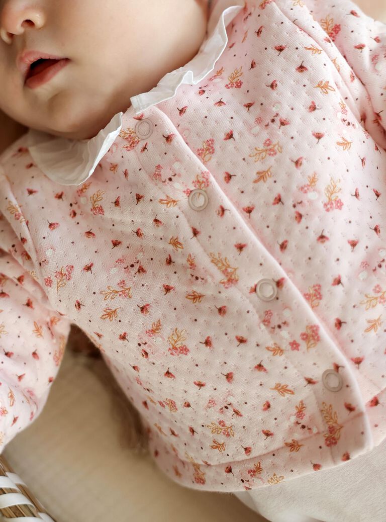 Ensemble grenouillère et gilet rose clair à fleurs