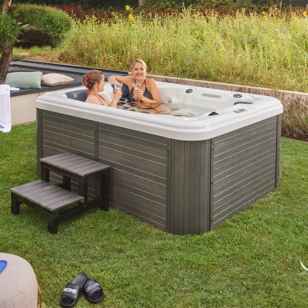 Home Deluxe - Buitenwhirlpool - Beach Plus Trap en Thermohoes - Afmetingen: 210 x 155 x 83 cm - Incl. Verwarming, 51 Massagejets en 24 Verlichting | Buitenwhirlpool voor 3 Personen