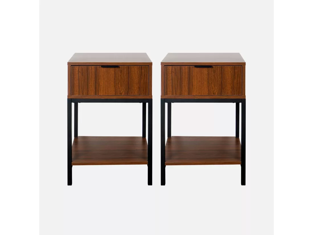 Lot de deux tables de chevet coloris noyer avec pieds et poignée en métal noir - 1 tiroir et 1 étagère