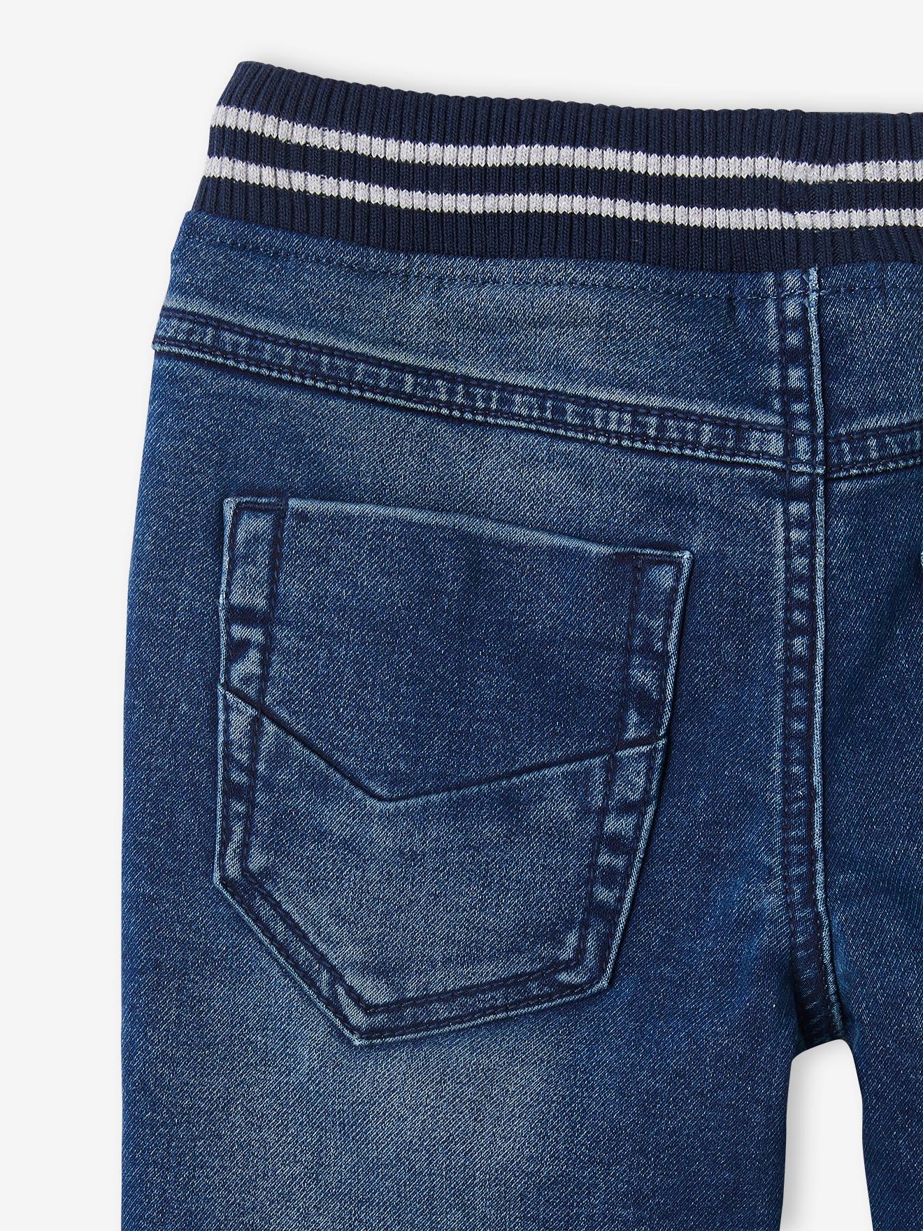 Calças de corte reto para meninos em fleece preto liso com efeito jeans.