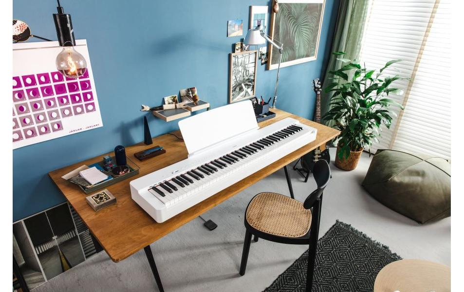 E-Piano P-225WH<br>Kompaktes Digitalpiano mit Klang und Funktionen für fortgeschrittene Spieler