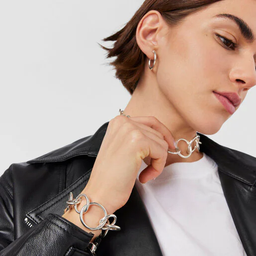Colar com pingente de flor prateada em metal