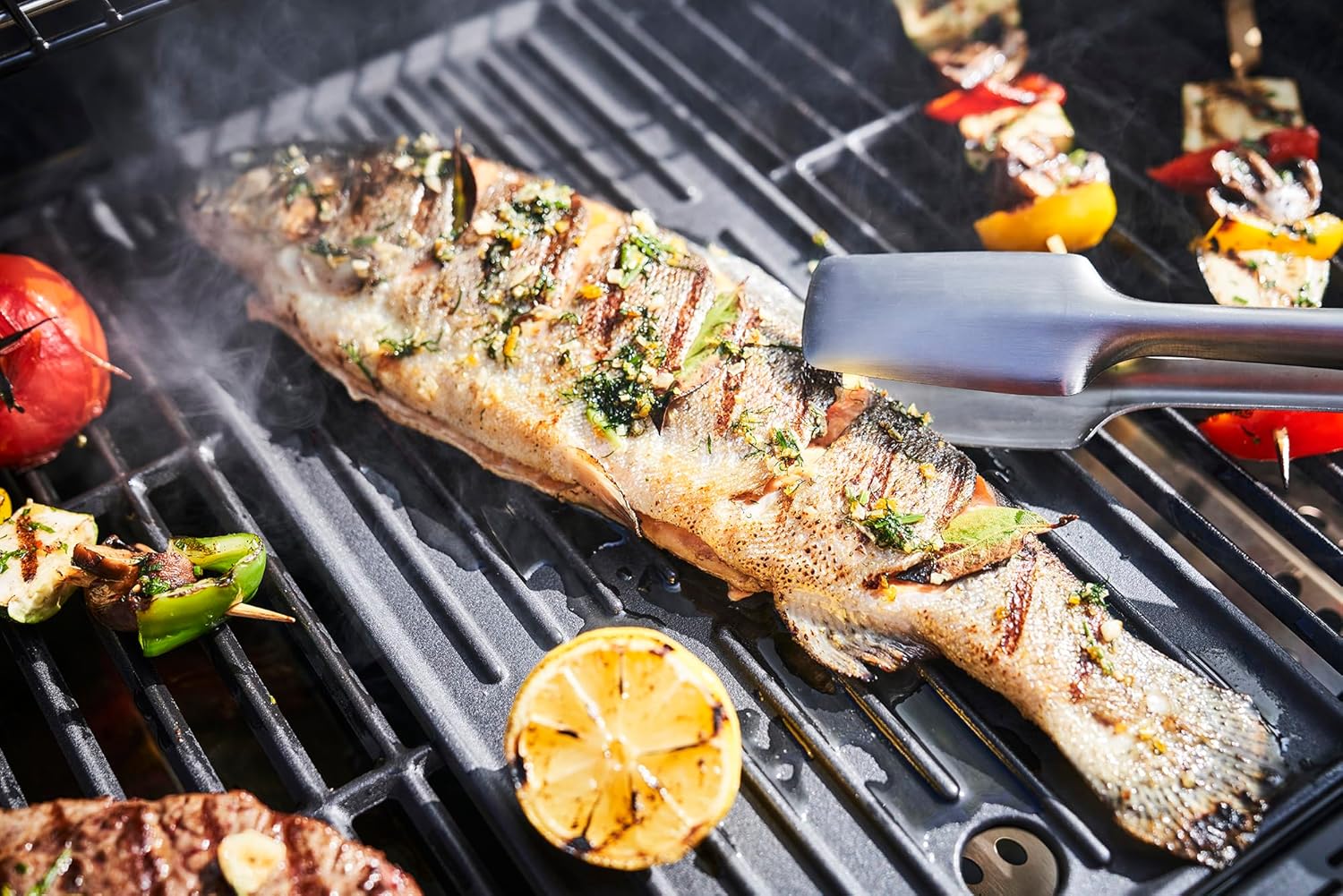 Char-Broil Gas2Coal 2.0 330 Special Edition 3+1-Brenner Hybridgrill, Patentierte Holzkohleschale, 900 °C Sear-Brenner & extra Grillplatte, Schwarz