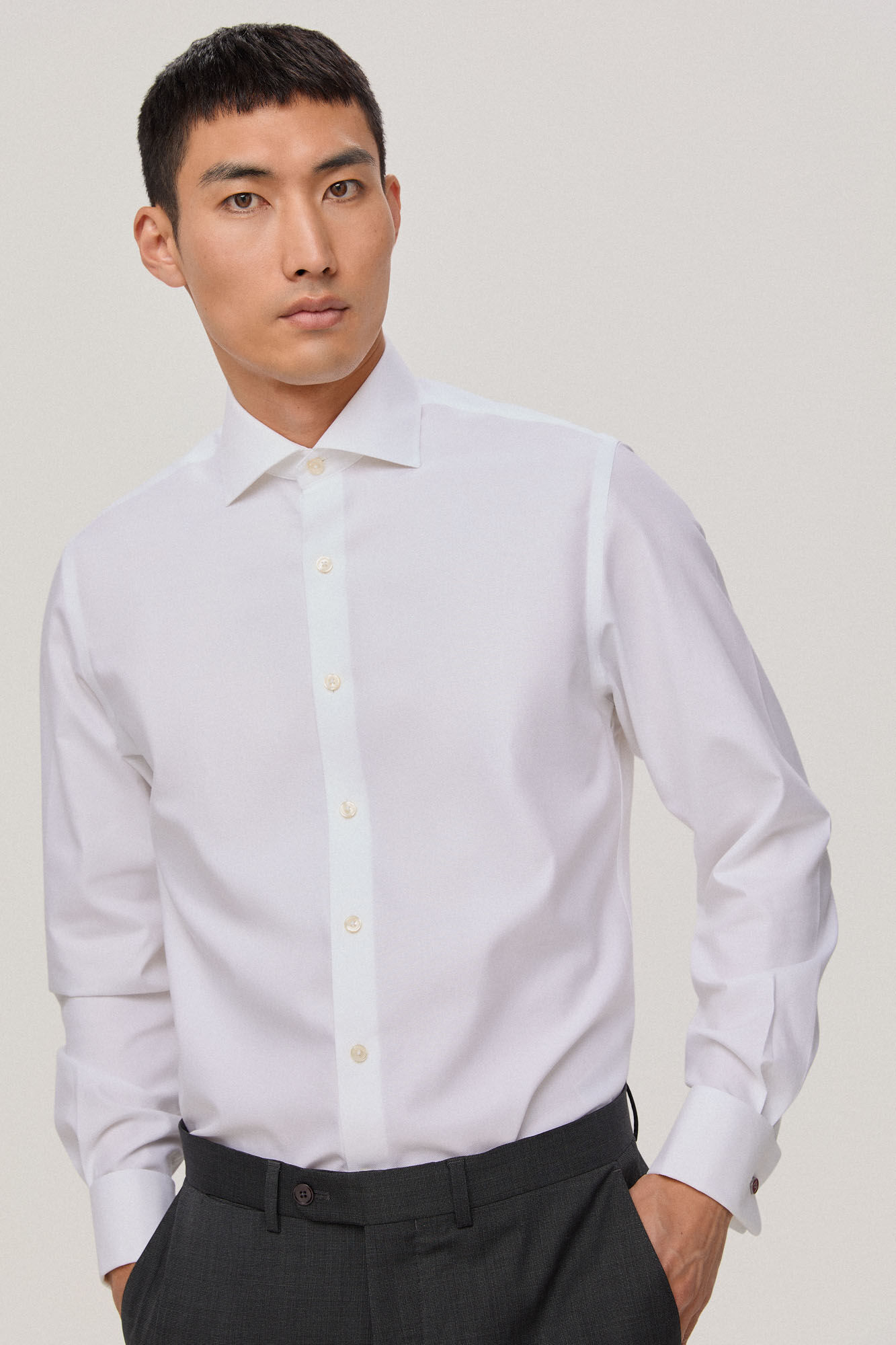 Camisa social com abotoaduras que não precisam ser passadas a ferro e são resistentes a manchas, estrutura lisa, modelagem clássica - Branca