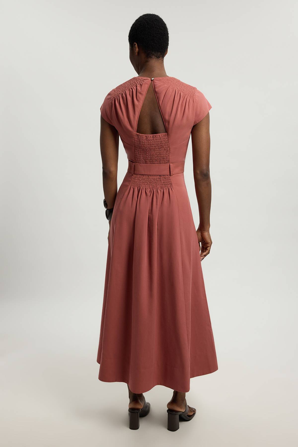 KarenMillen Robe Maxi Tissée Petite À Encolure En V Froncée Avec Ceinture À Détail Boucle