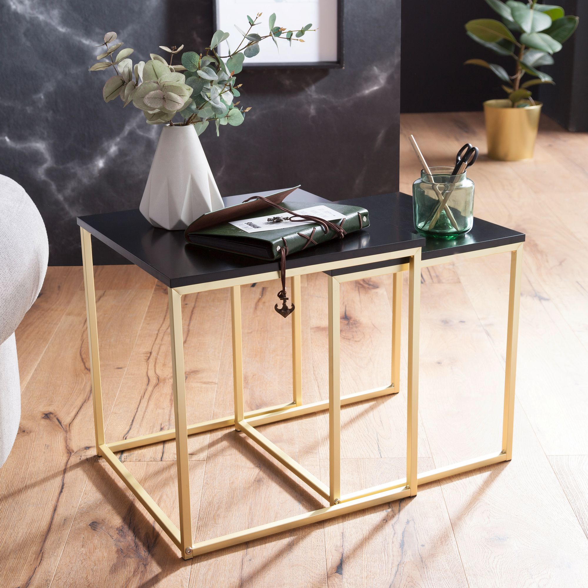 KADIMA DESIGN Couchtisch Set TRONTO: 2 Tische, Gold-Look, Metallgestell, schwarze Glas/MDF-Platte, 40/35x42/39x40/35 cm.