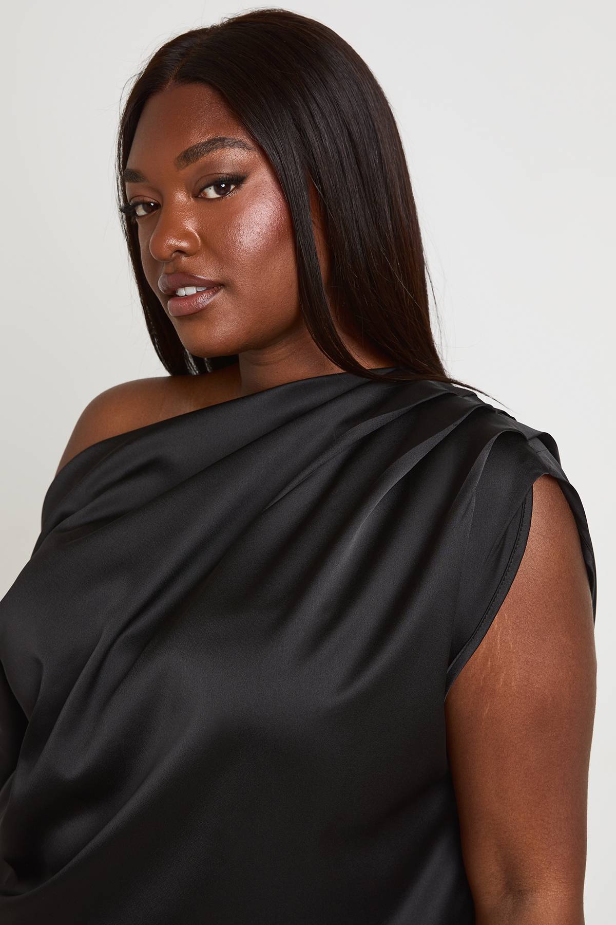 boohoo Haut Épaule Dénudée Avec Fronces À L'épaule En Satin Grande Taille