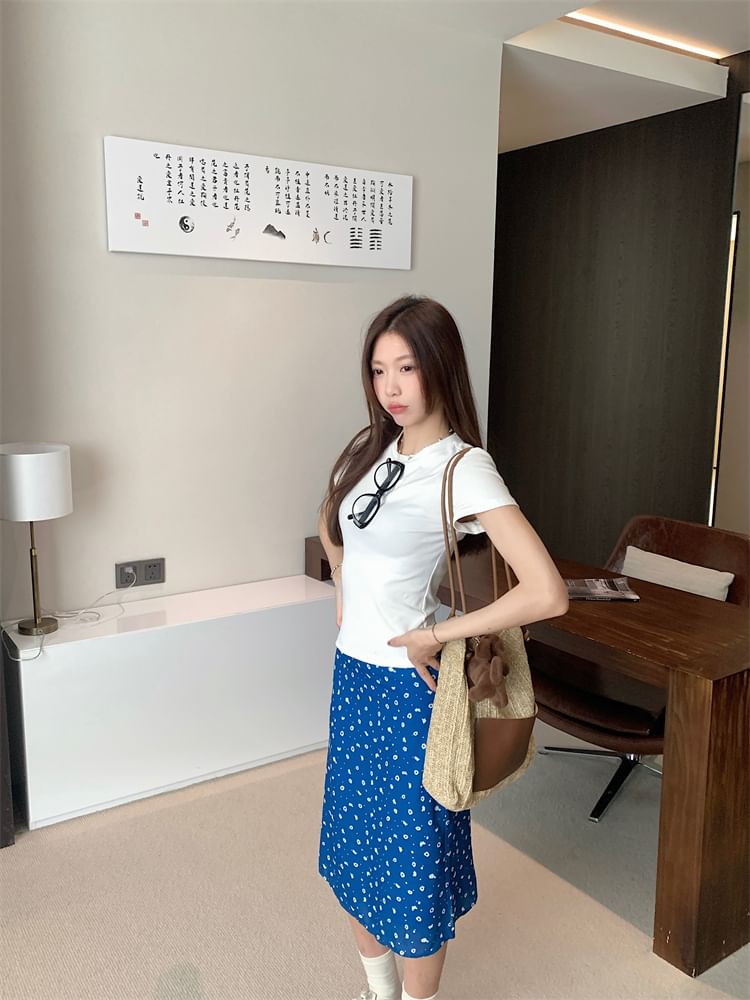 Closette - Effen T-shirt met korte mouwen en ronde hals / Midi-A-lijn rok met hoge taille en bloemenprint