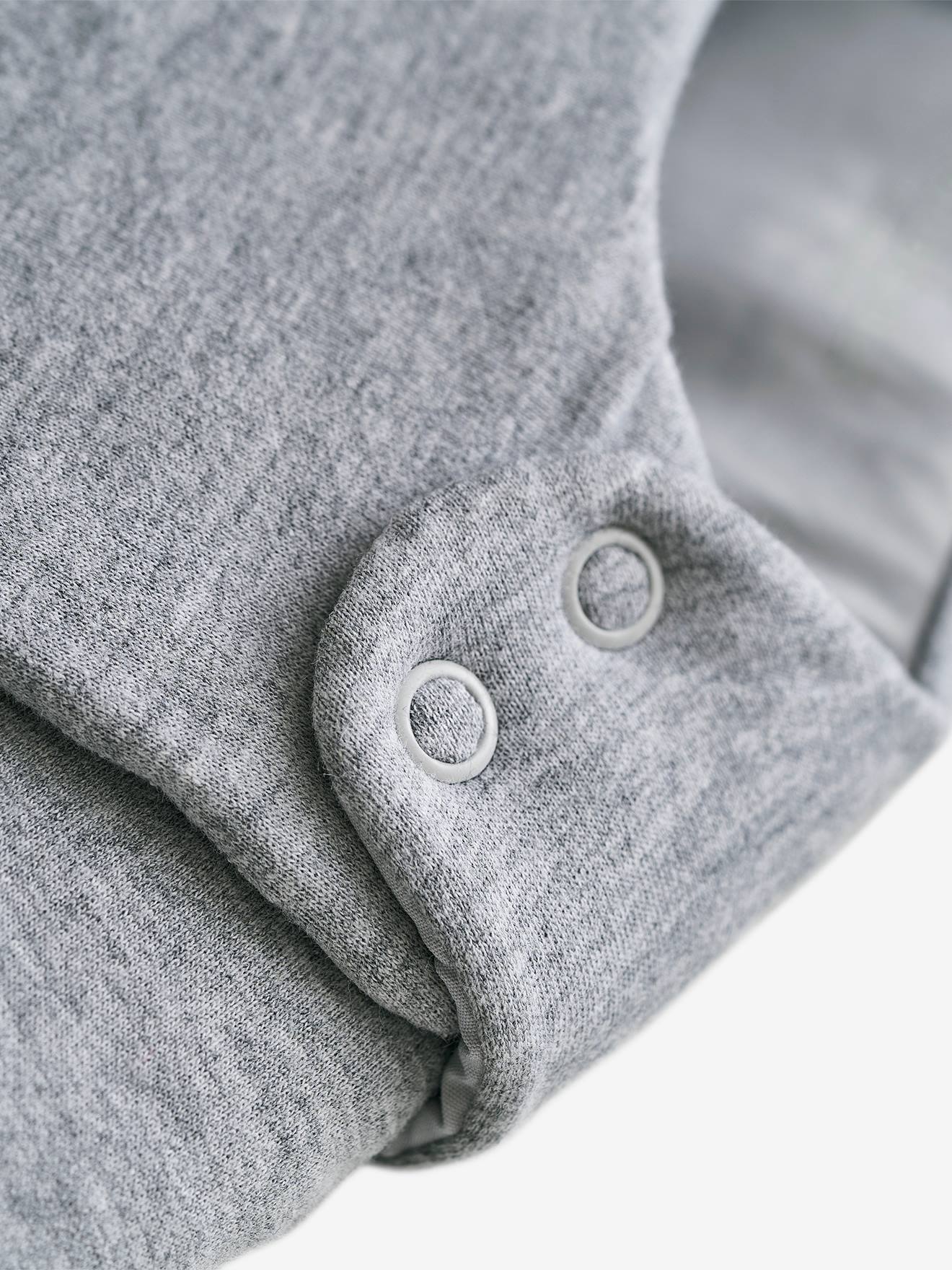 Saco de dormir Mini Perfect tamanho médio cinza mesclado com mangas removíveis.