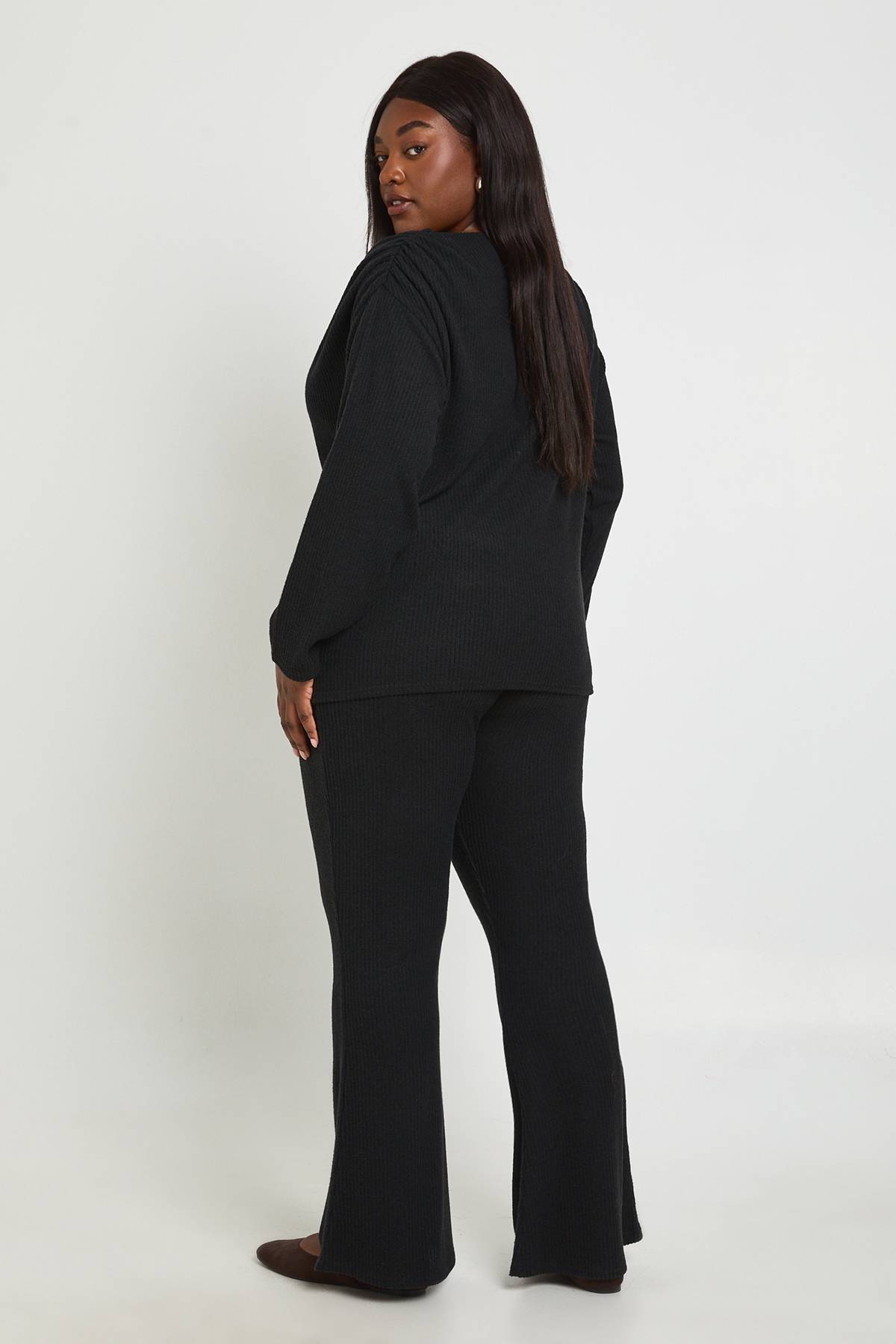 boohoo Ensemble Grande Taille Côtes Brossées Haut À Détail Froncé Aux Épaules Et Pantalon Large