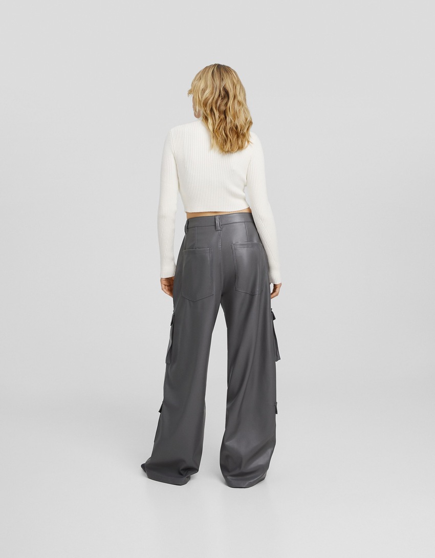 Calça cargo com vários bolsos e efeito couro