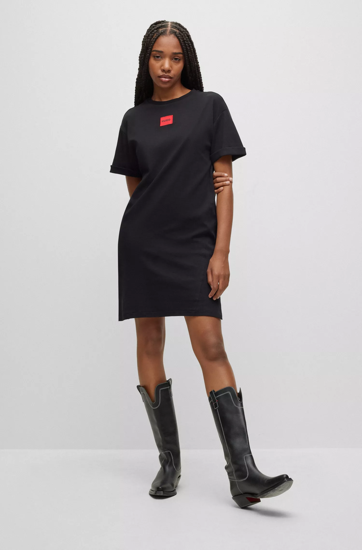 Vestido camiseta HUGO vermelho em algodão interlock com etiqueta vermelha com o logotipo.