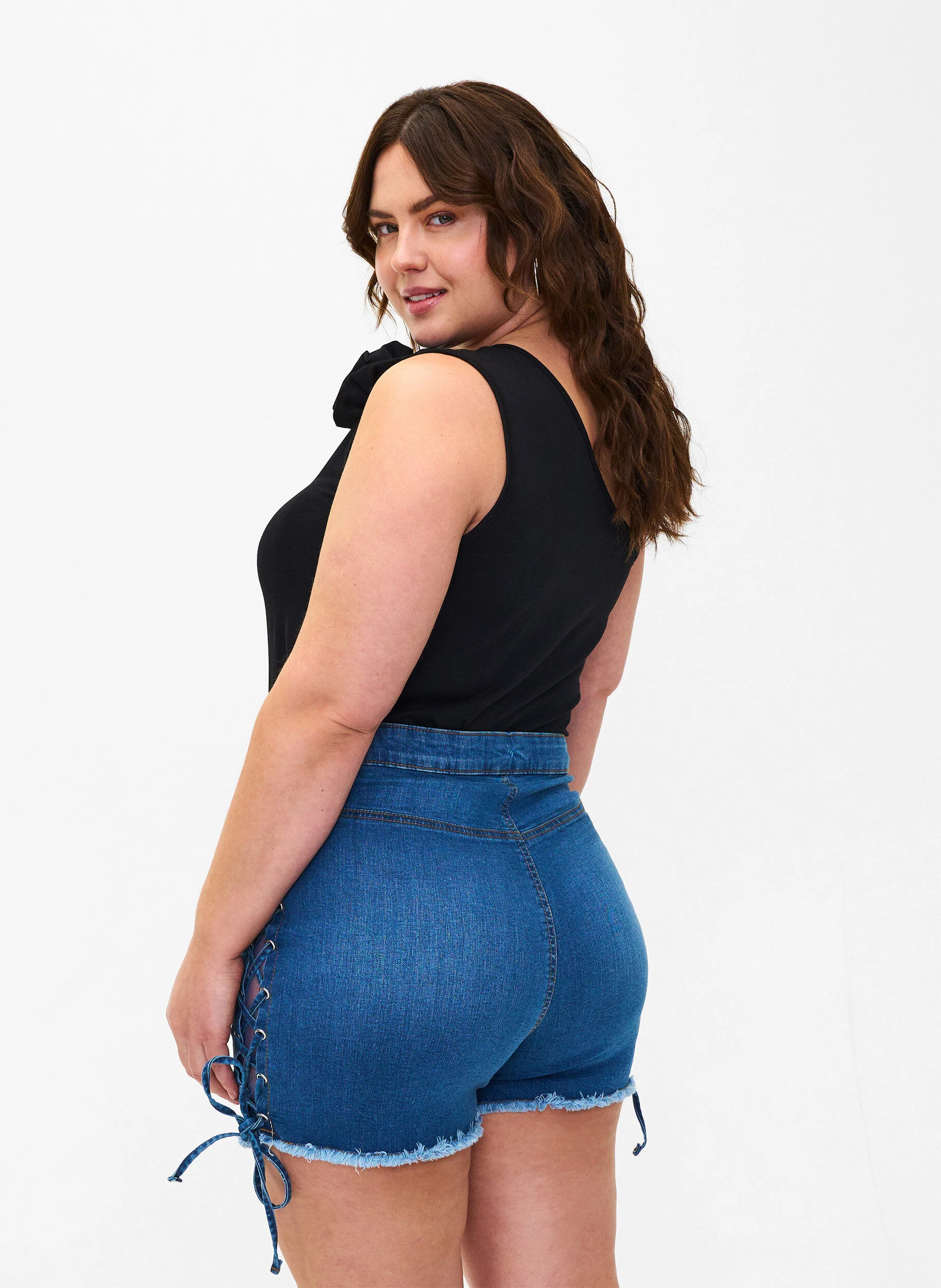 Denimshorts med snøredetaljer