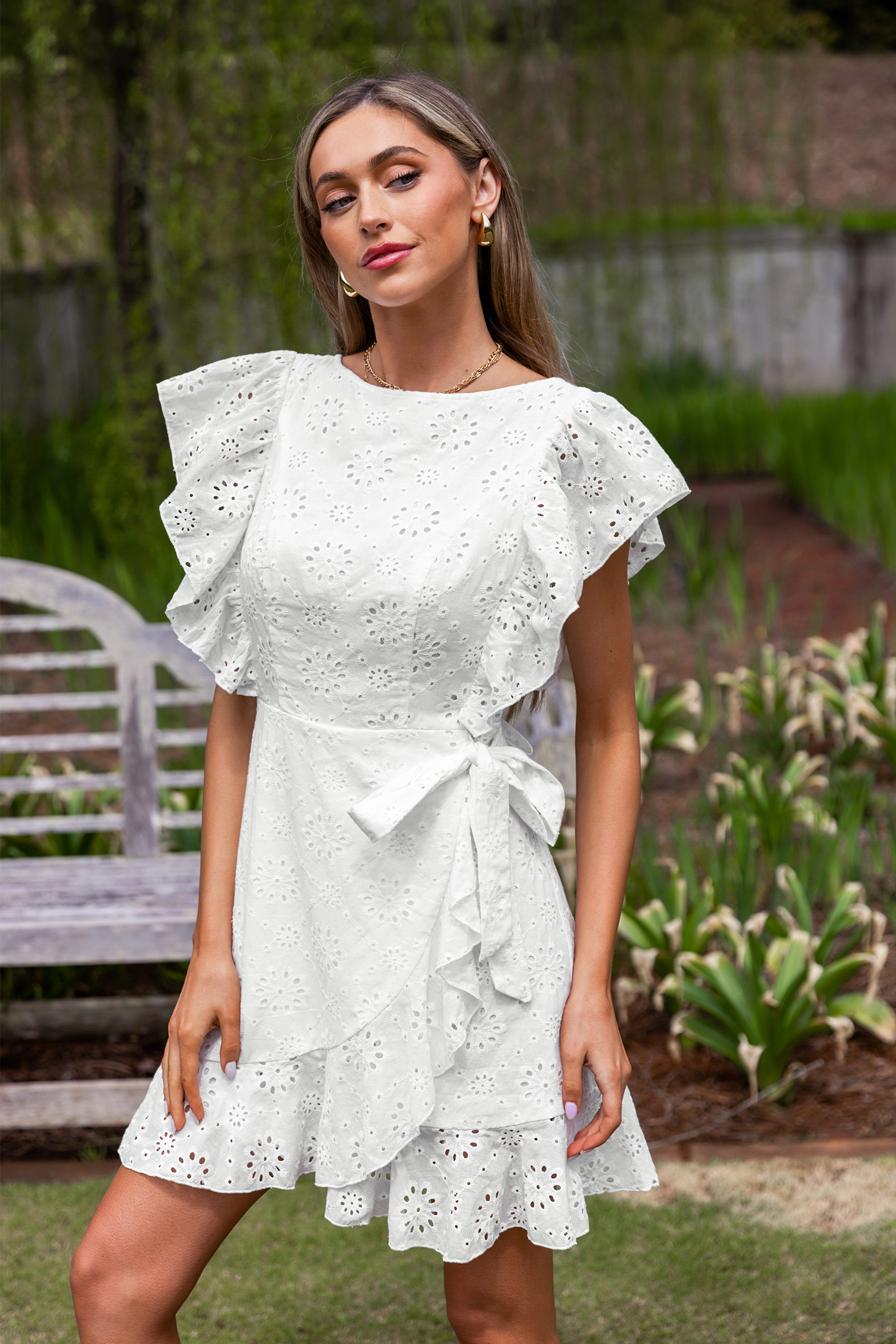 Robe mini en pur coton à emballage et volants en œillets blanche