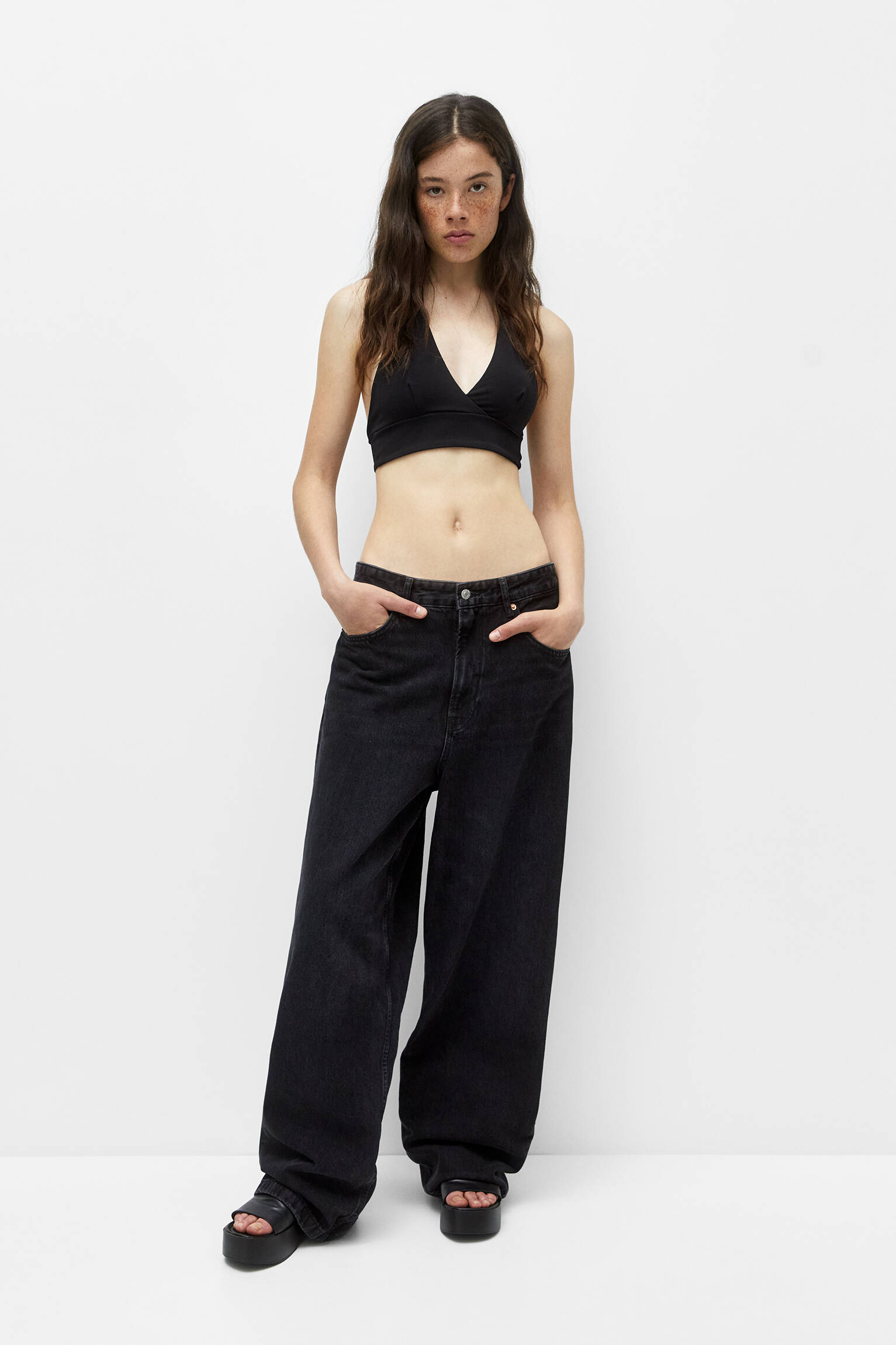 Top cropped com alças no pescoço - Preto