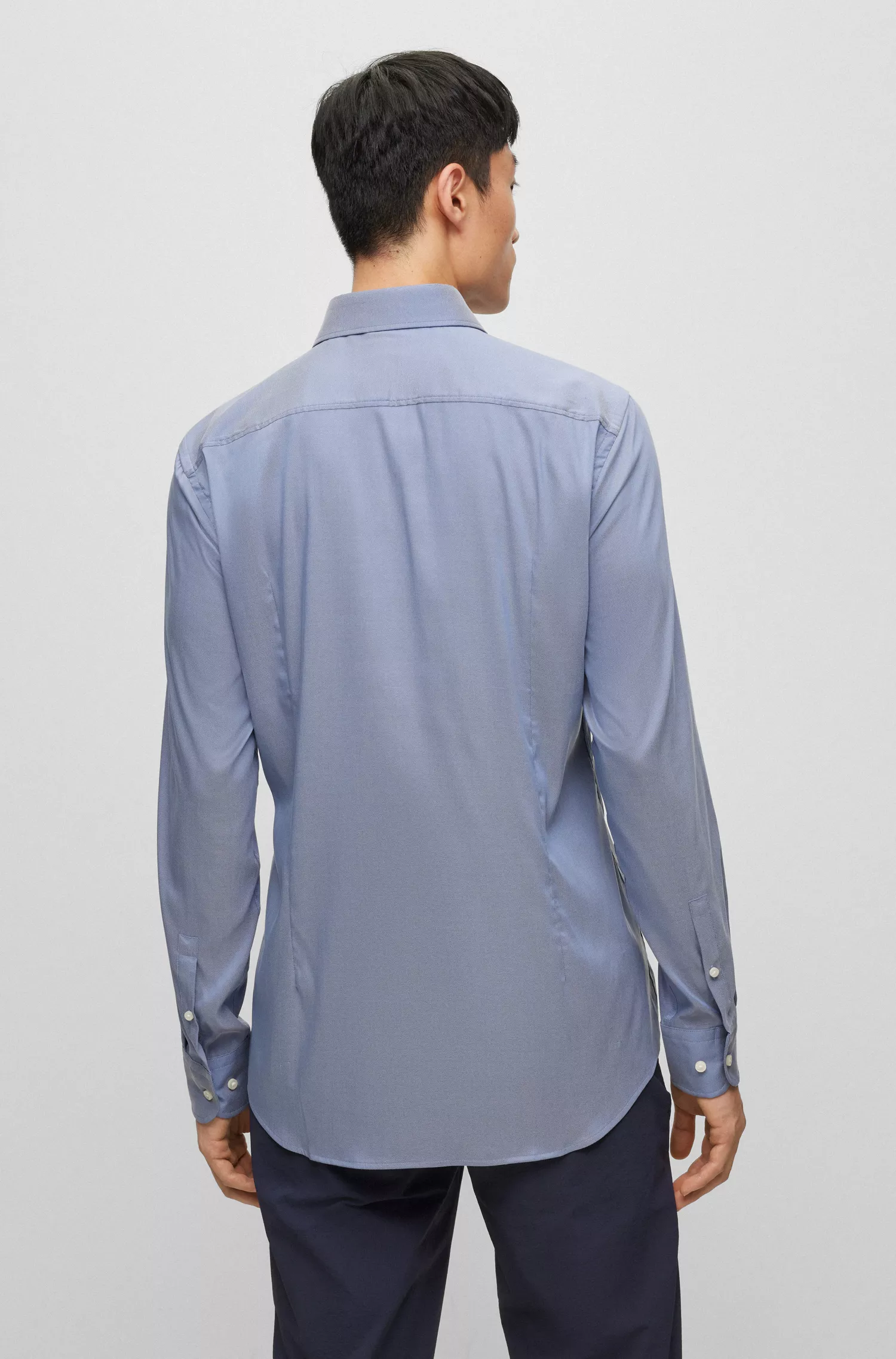 Camisa BOSS preta de corte slim em tecido estruturado de alta performance com elasticidade.