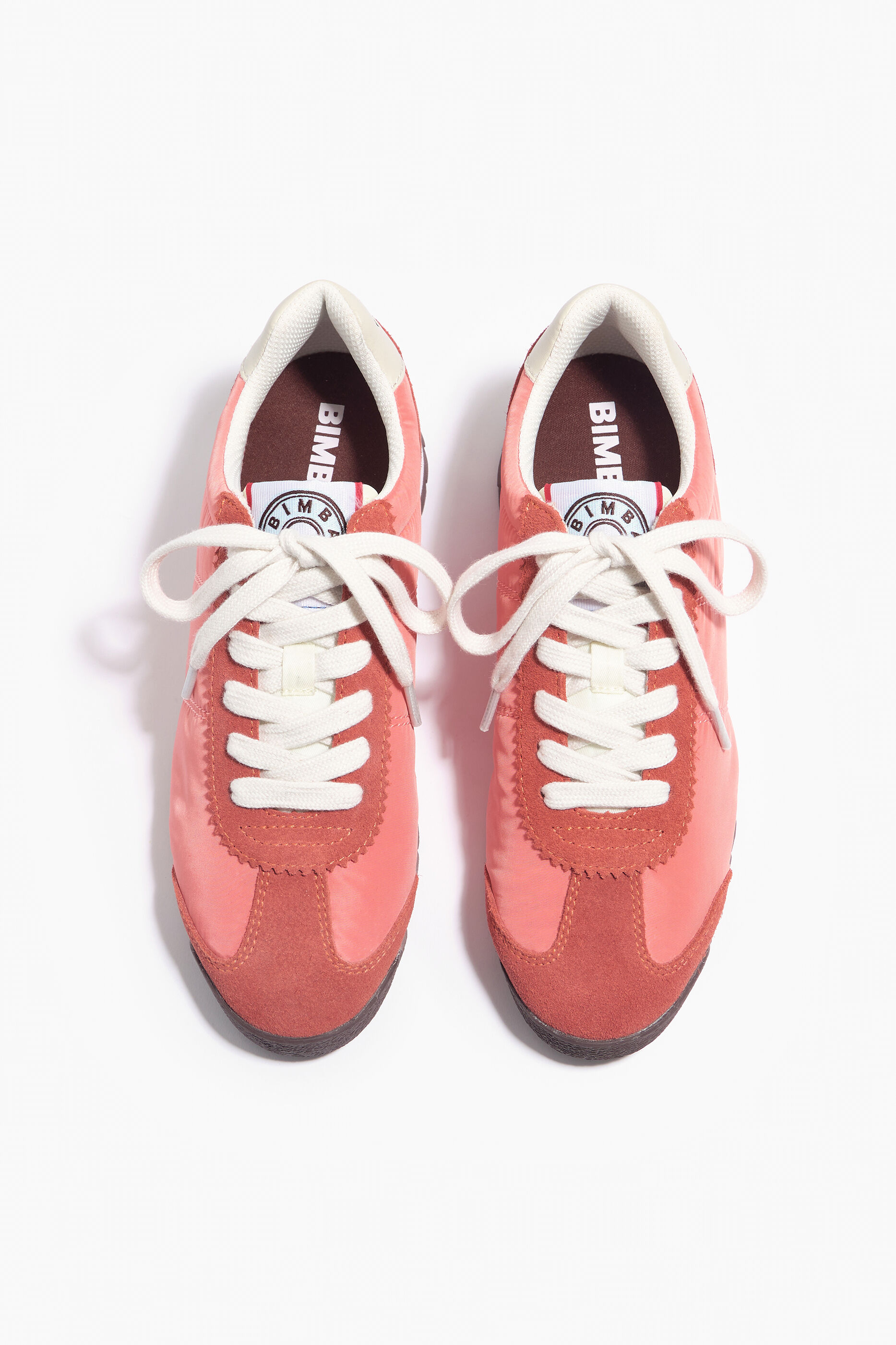 Tênis esportivo retrô coral