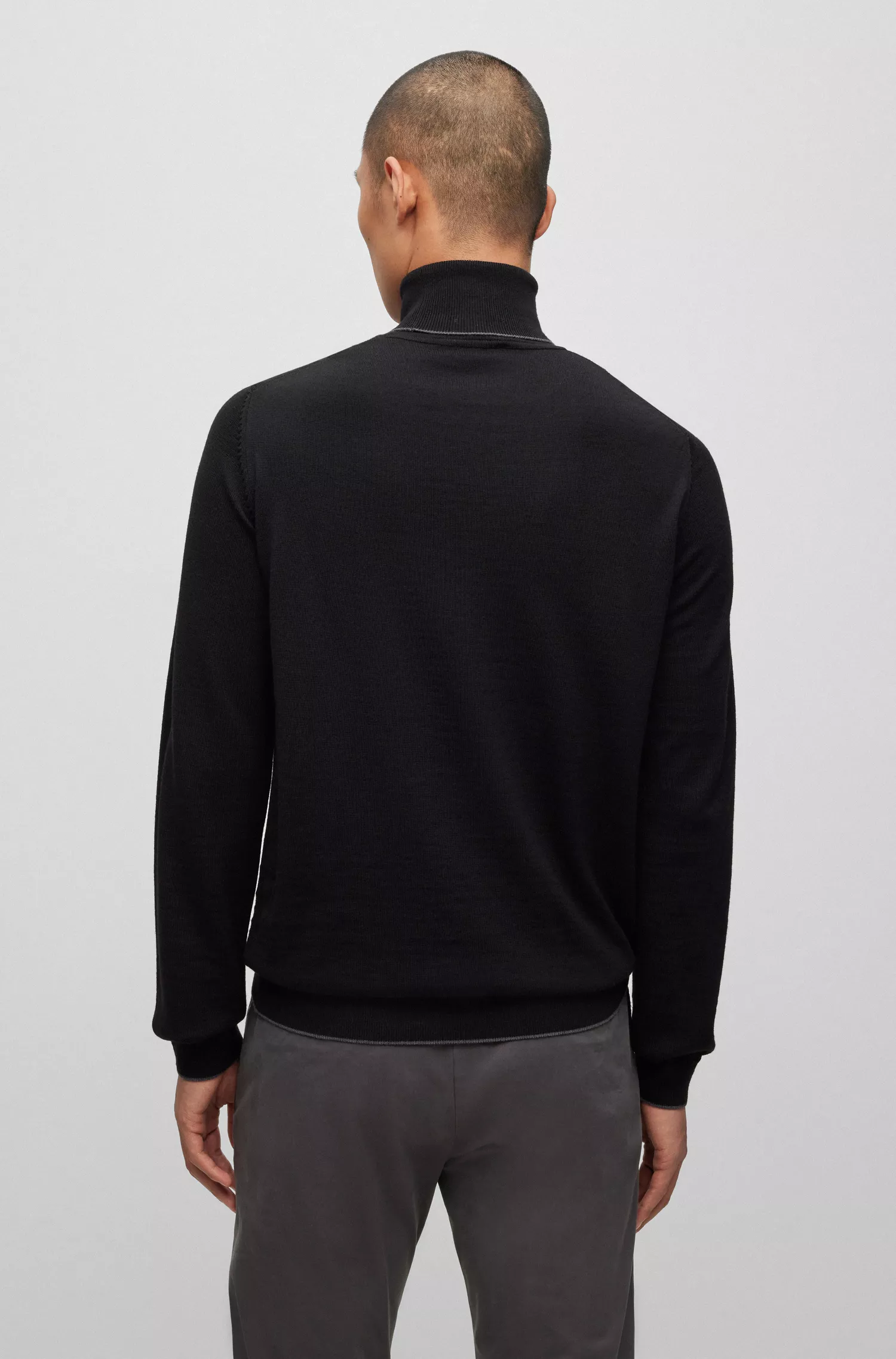 Suéter HUGO vermelho de gola alta em lã merino extrafina.
