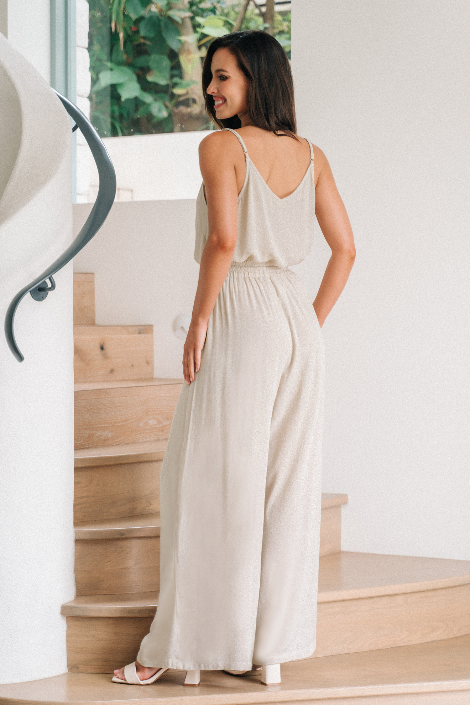 Débardeur à col en V et pantalon beige