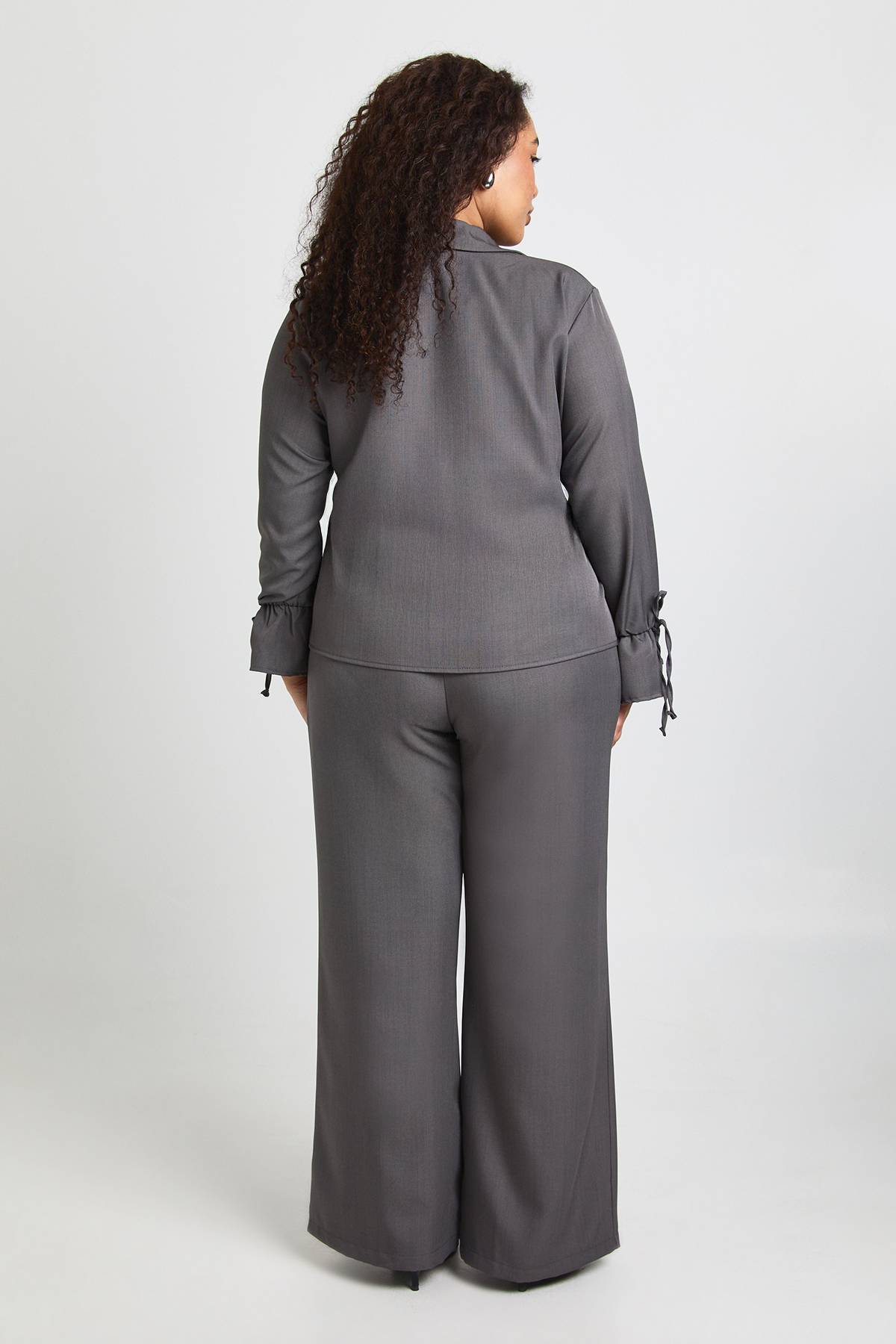 boohoo Ensemble Coordonné Grande Taille Chemise Tissée et Pantalon avec Détail Poignets à Nouer