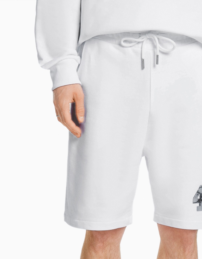 Bermuda de pelúcia BERSHKA com estampa BIZARRAP