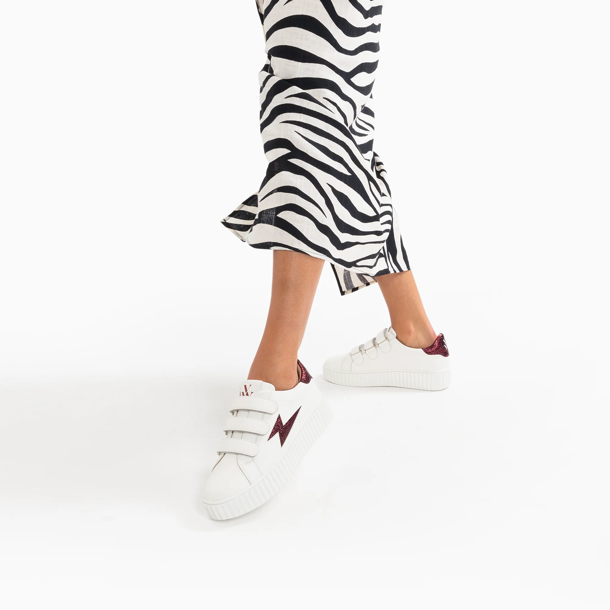Sneakers-Baskets éclair Kim blanc et bordeaux métallisé à scratchs