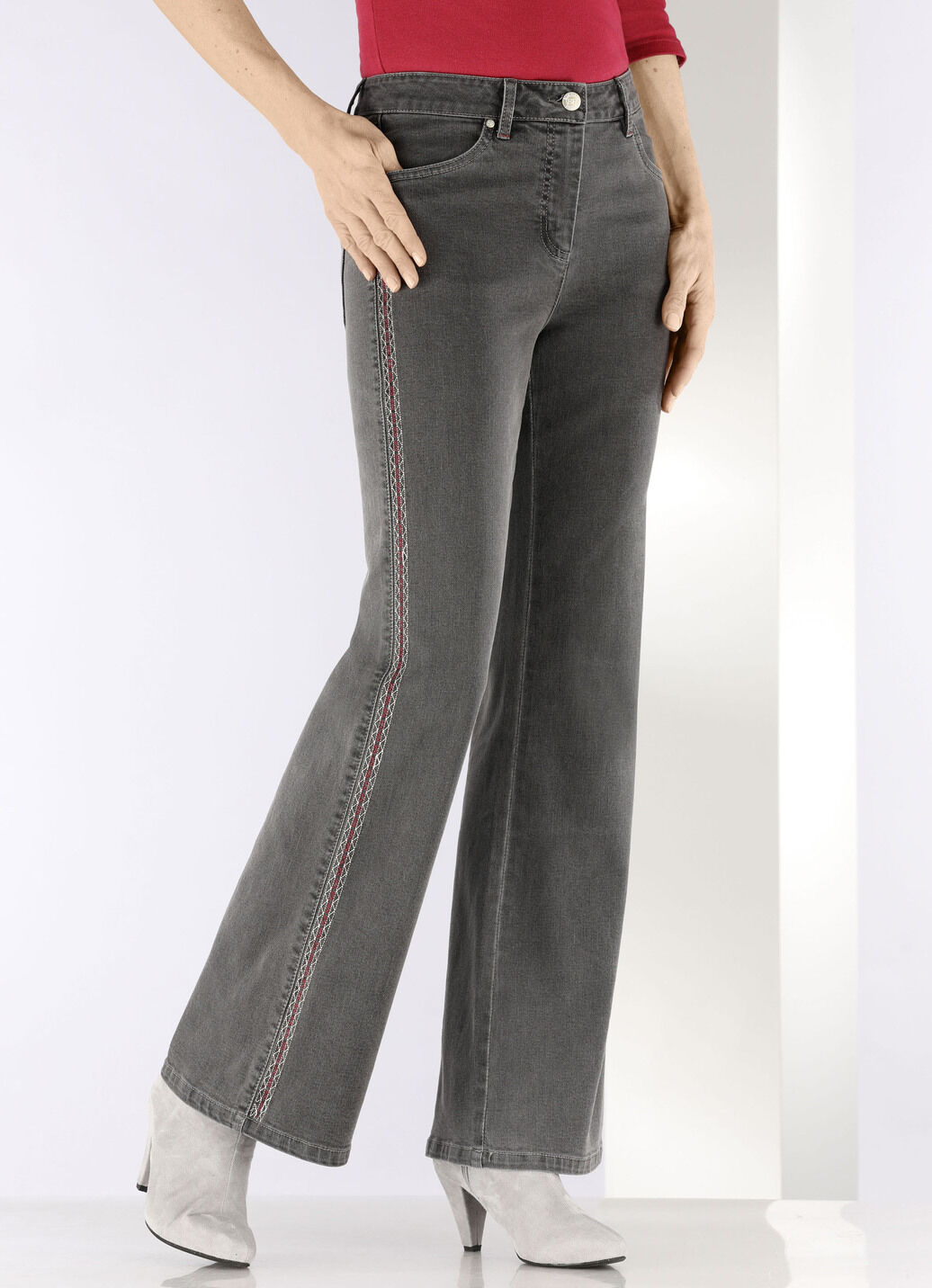 Jeans mit Ziersteppungen im Ethno-Stil