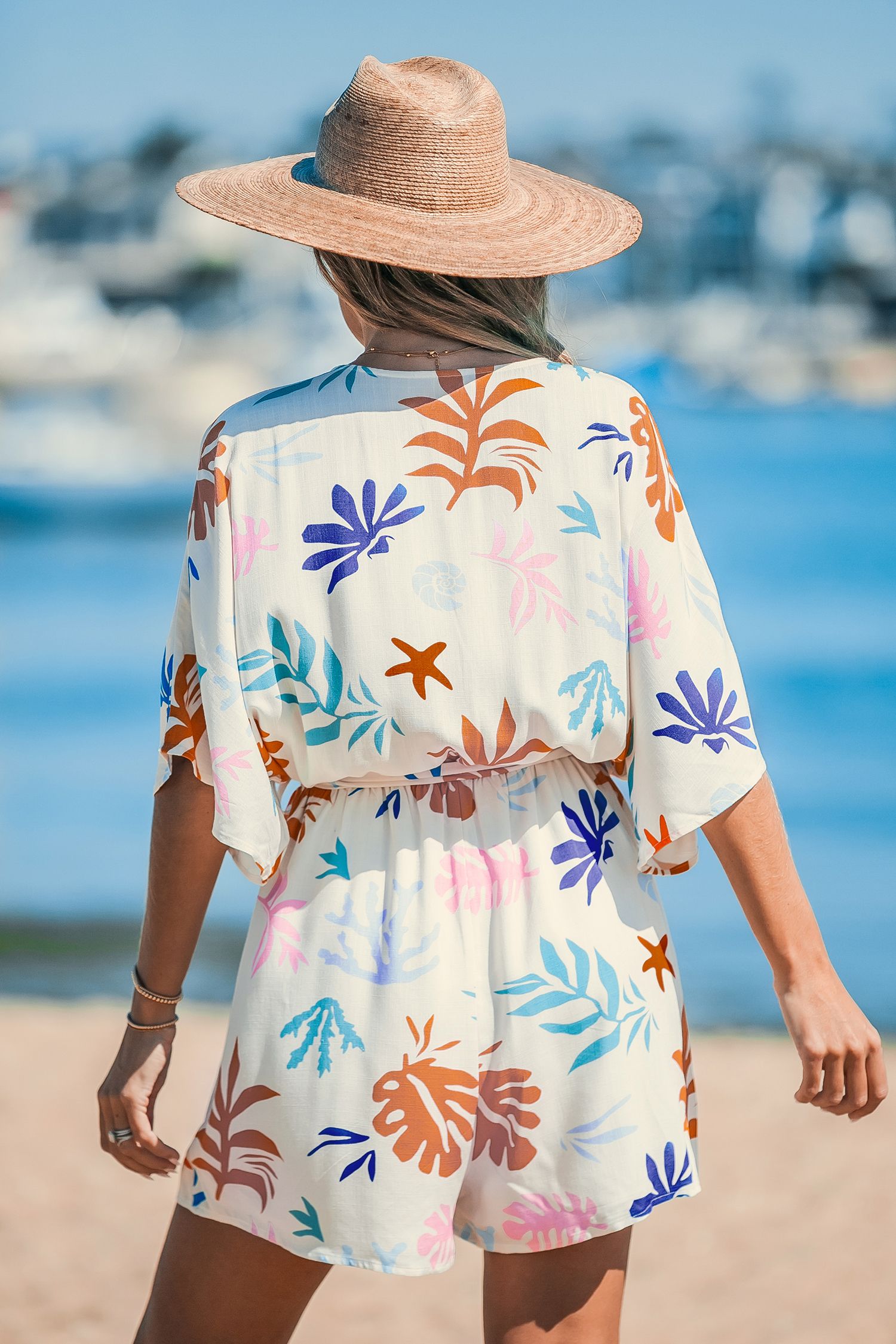 Combishort avec bretelles et ceinture à imprimé feuilles
